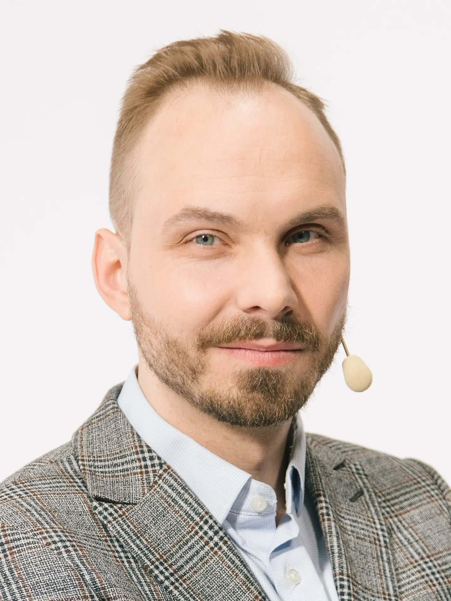 Денис Захаркин